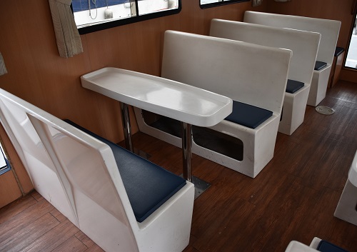 室內座位區
*此為示意圖，船隊船隻眾多，不一定為出船為照片船隻，內裝、外觀類似。
日月潭遊湖推薦｜日月潭包船推薦｜日月潭搭船｜日月潭遊艇｜日月潭船票