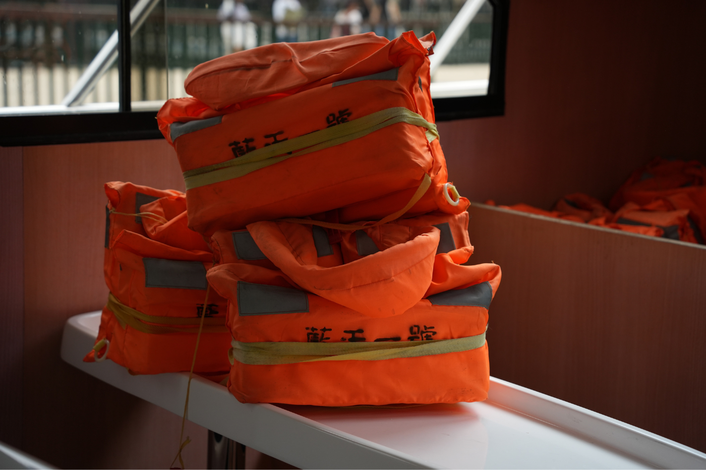 每艘船配備足夠乘客救生衣,緊急時供乘客使用。
*此為示意圖,船隊船隻眾多,不一定為出船為照片船隻,內裝、外觀類似。
日月潭遊湖推薦|日月潭包船推薦|日月潭搭船|日月潭遊艇|日月潭船票