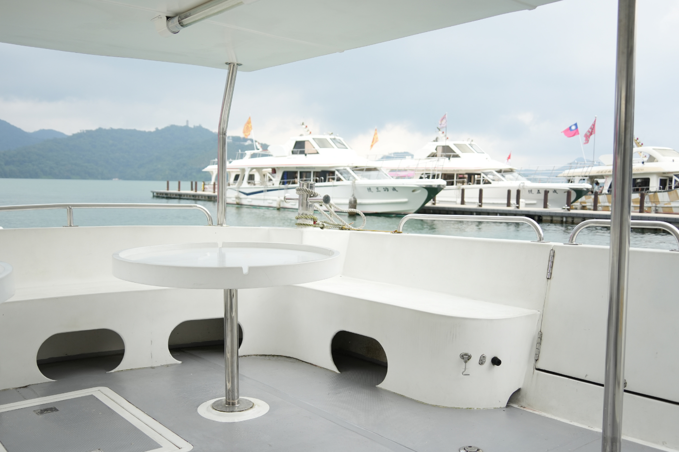 後座區
*此為示意圖，船隊船隻眾多，不一定為出船為照片船隻，內裝、外觀類似。
日月潭遊湖推薦｜日月潭包船推薦｜日月潭搭船｜日月潭遊艇｜日月潭船票