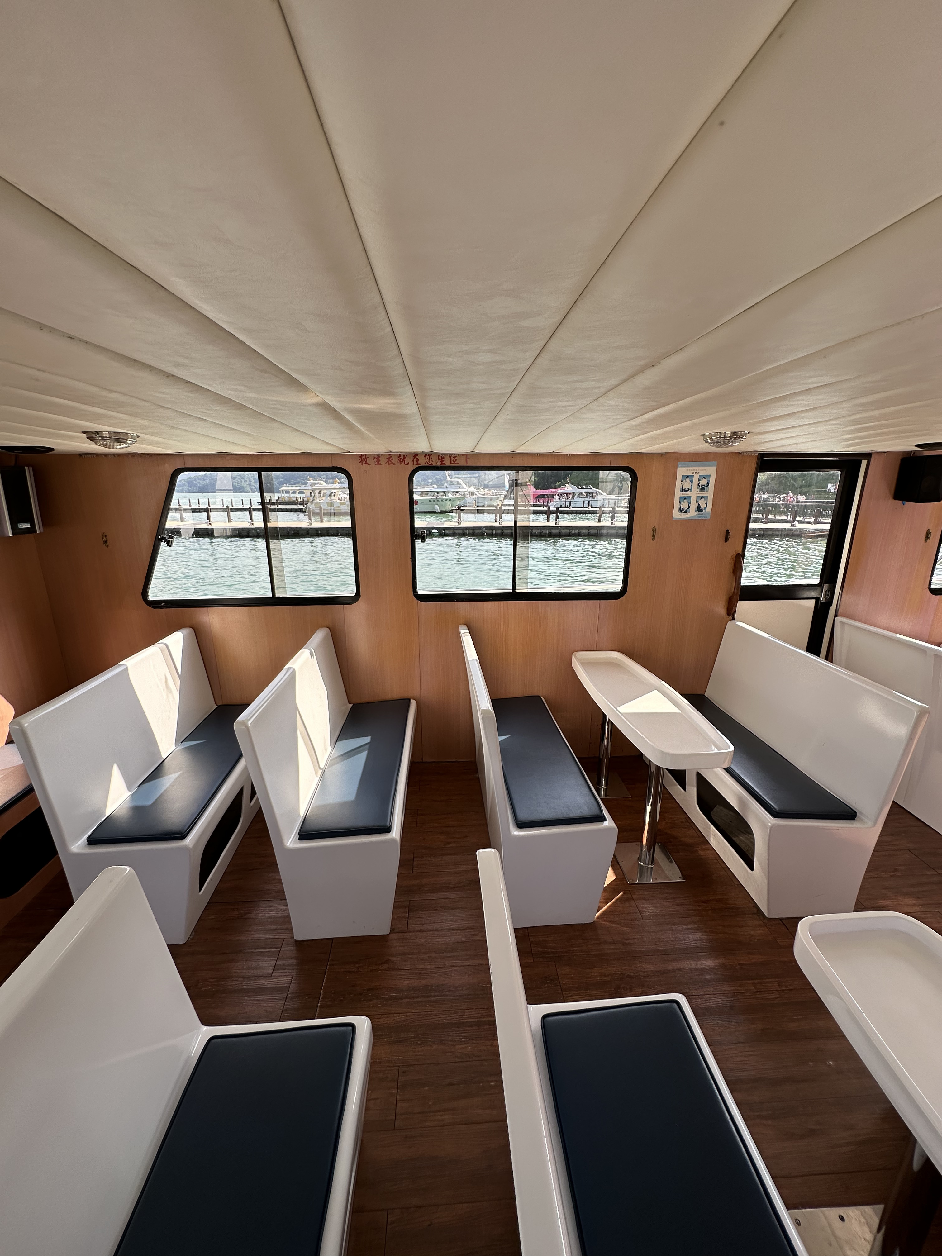 室內座位區
*此為示意圖，船隊船隻眾多，不一定為出船為照片船隻，內裝、外觀類似。
日月潭遊湖推薦｜日月潭包船推薦｜日月潭搭船｜日月潭遊艇｜日月潭船票