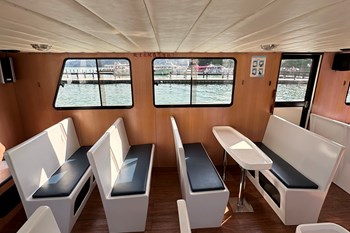 室內座位區
*此為示意圖,船隊船隻眾多,不一定為出船為照片船隻,內裝、外觀類似。
日月潭遊湖推薦|日月潭包船推薦|日月潭搭船|日月潭遊艇|日月潭船票