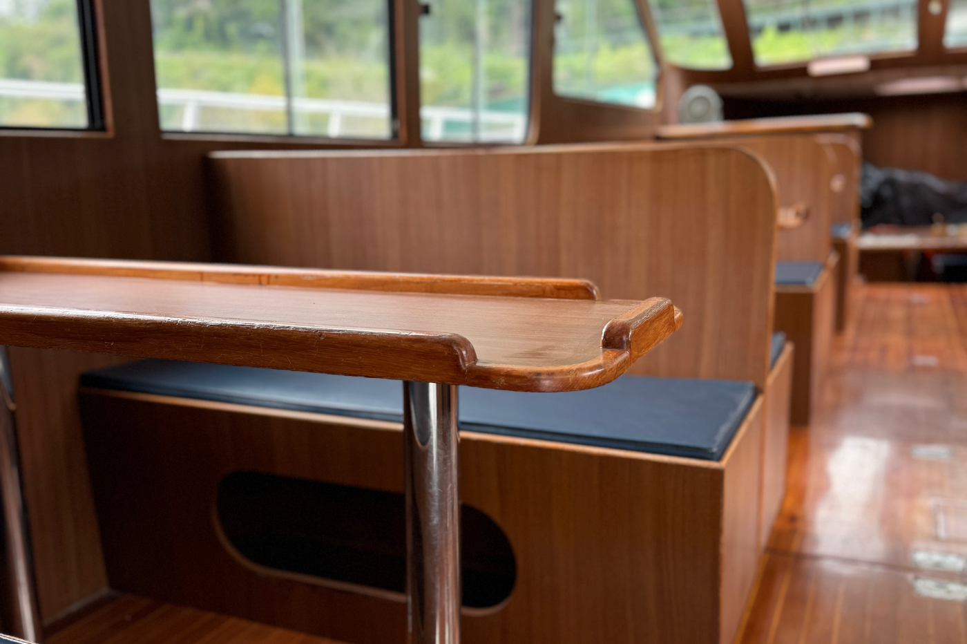 室內座位區
*此為示意圖，船隊船隻眾多，不一定為出船為照片船隻，內裝、外觀類似。
日月潭遊湖推薦｜日月潭包船推薦｜日月潭搭船｜日月潭遊艇｜日月潭船票